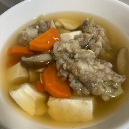 大根の代わりに豆腐と椎茸で。
はじめてのつみれ汁でしたが
簡単で美味しくできました！